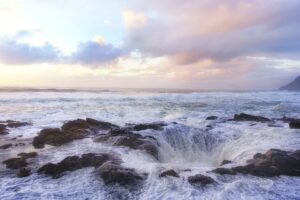 A picture of the coast of Oregon showing Thor's Well